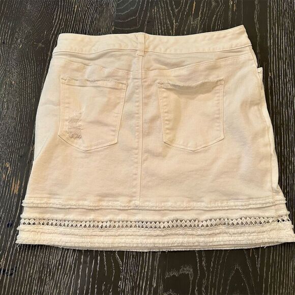 White House Black Market Denim Mini Skirt Off-White Stretch Size 4 - Picture 7 of 11